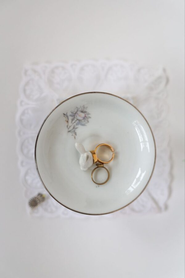 Jabonera curiosa y vintage hecha con taza y plato de porcelana con flores, dandoles una segunda vida, sobre encaje blanco