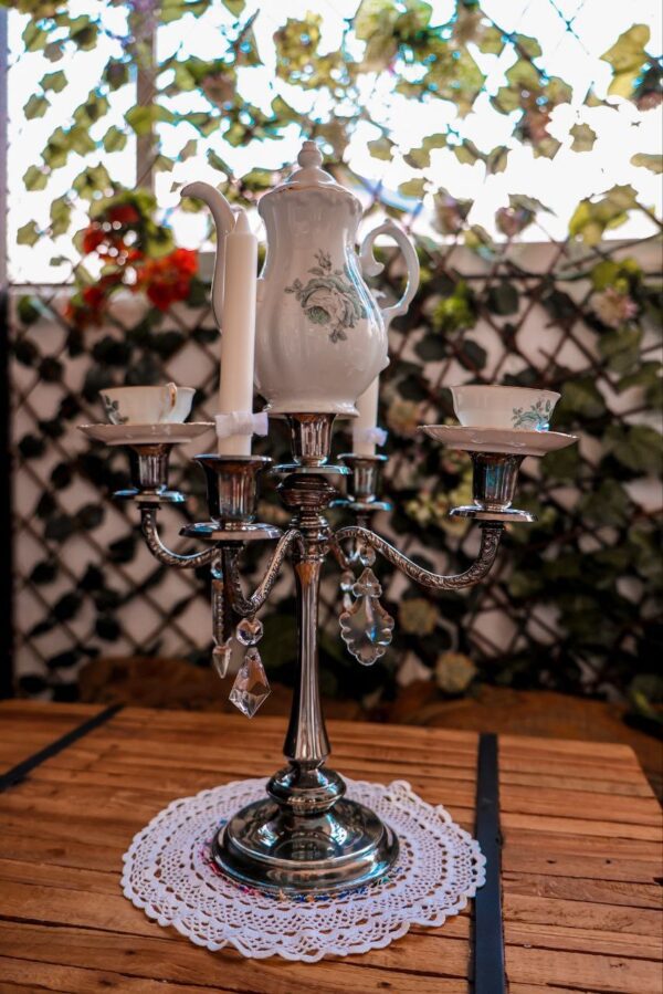 Candelabro vintage con tetera Doña Importancia vintage teapot candelabra - Imagen 3