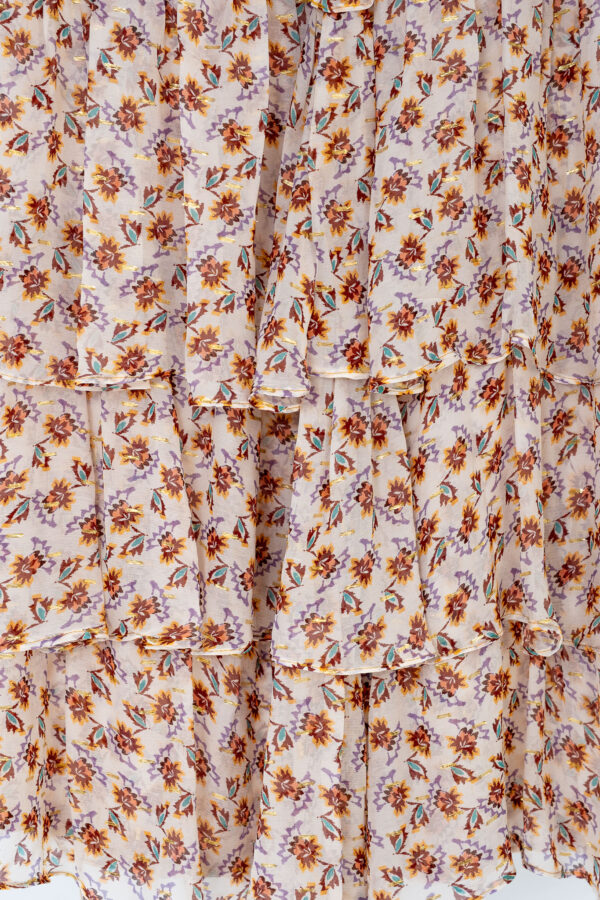 Tejido floral estampado con brillo de lúrex confeccionado en volantes
