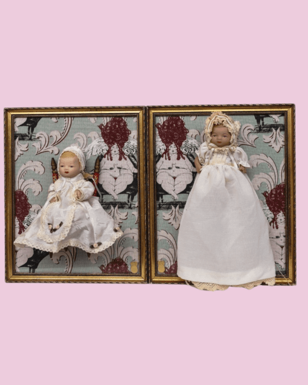 Pareja de cuadros decorativos con muñecos gemelos antiguos de porcelana, vestidos con faldones y colocados en marcos dorados con fondo vintage