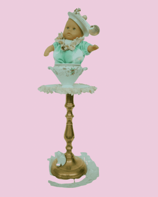 muñeco vintage en azucarero de porcelana sobre candelabro dorado. Adorno retro ideal para decoracion de de hogar