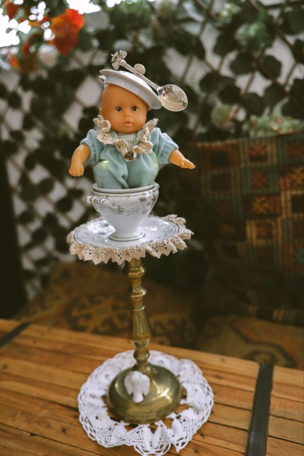 Muñeco vintage en azucarero de porcelana sobre candelabro dorado. adorno retro ideal para decoración del hogar