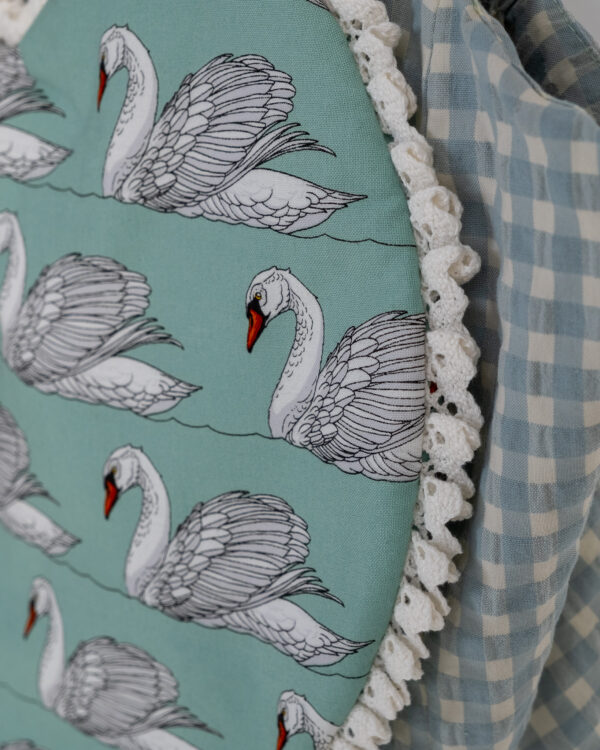Detalle top de tirantes estilo corazón en verde agua con estampado de cisnes y cuadros vichy