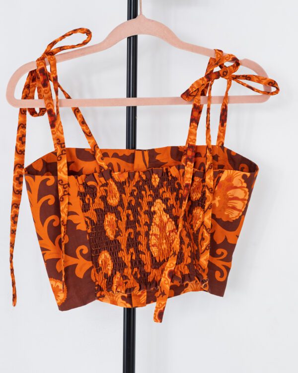Top de tirantes de algodon estampado con lazos y espalda de nido de abeja en tonos naranja y burdeos
