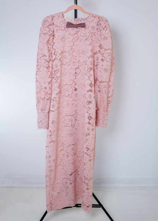 Delantero de vestido largo de encaje rosa, mangas abullonadas y detalles en vichy