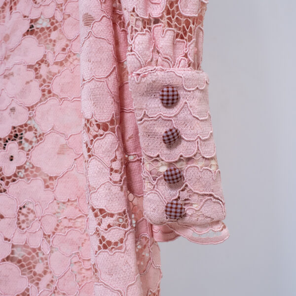 Detalle botones forrados en vichy de vestido largo de encaje con mangas abullonadas y acabados en vichy