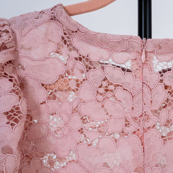 Detalle cremallera oculta de vestido largo de encaje rosa, mangas abullonadas y detalles en vichy