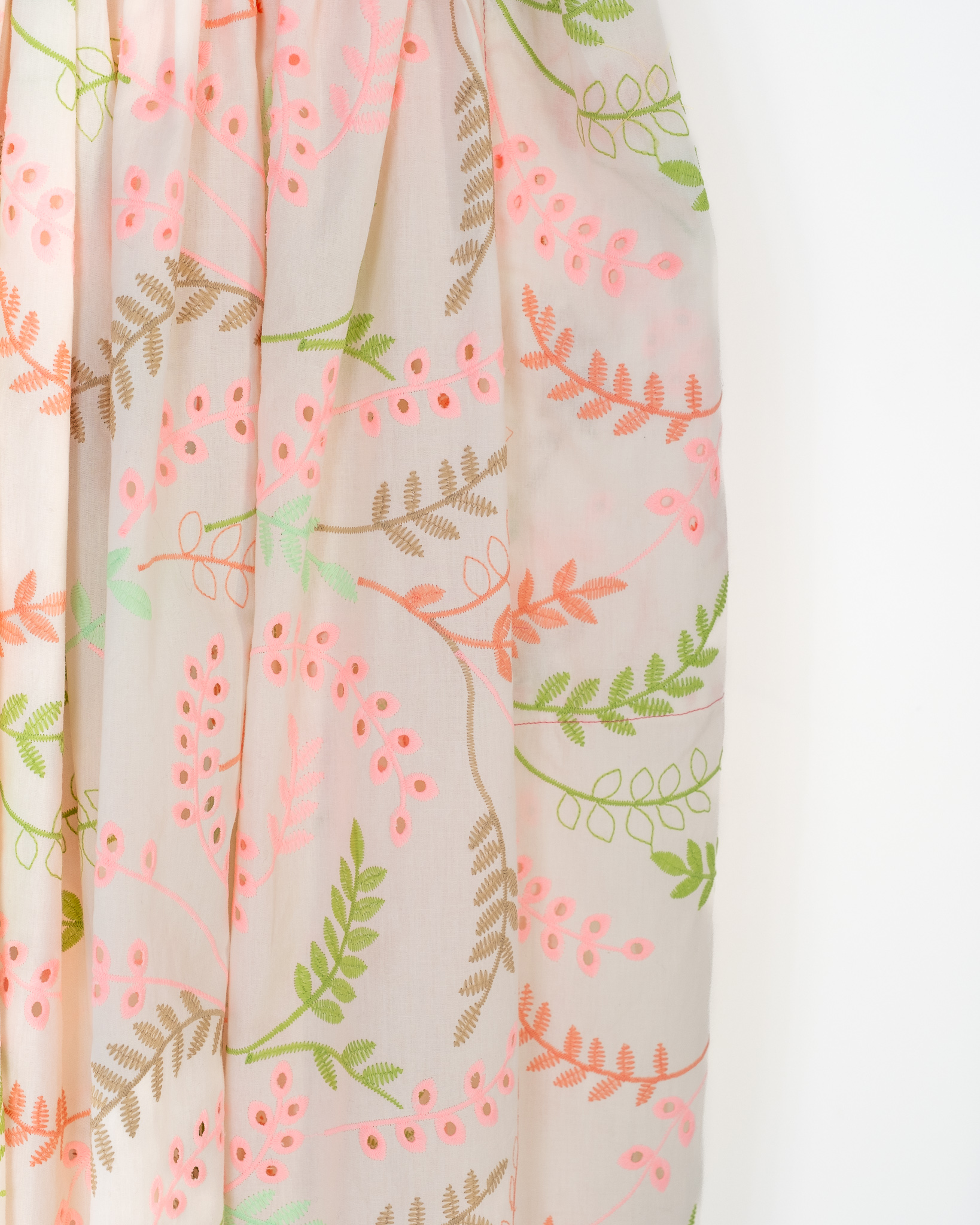 Detalle del bordado suizo blanco con estampado de hojas en tonos rosa, verde y beige, modelo Sister Laura de The Curiousers