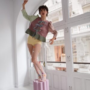 Blusa Isabela de The Curiousers con estampado patchworrk de cuadros, mangas desparejadas y lazos azules al frente