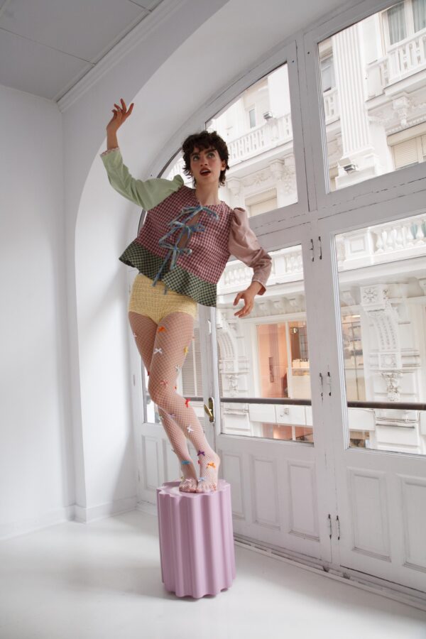 Blusa Isabela de The Curiousers con estampado patchworrk de cuadros, mangas desparejadas y lazos azules al frente