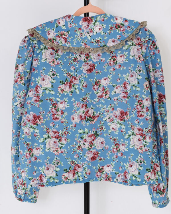 Blusa floral vintage azul cielo con cuello XL triangular y encaje, modelo Lady Miró de THe Curiousers