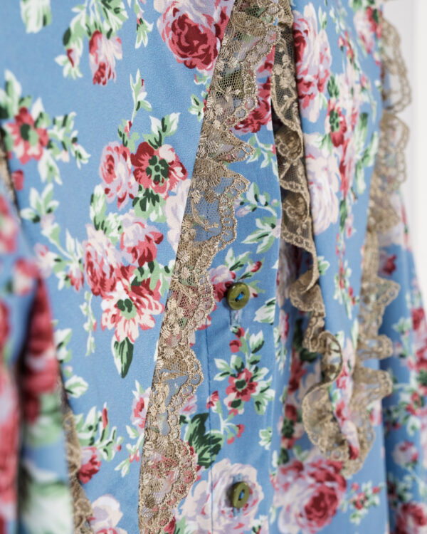Blusa floral vintage azul cielo con cuello XL triangular y encaje, modelo Lady Miró de The Curiousers