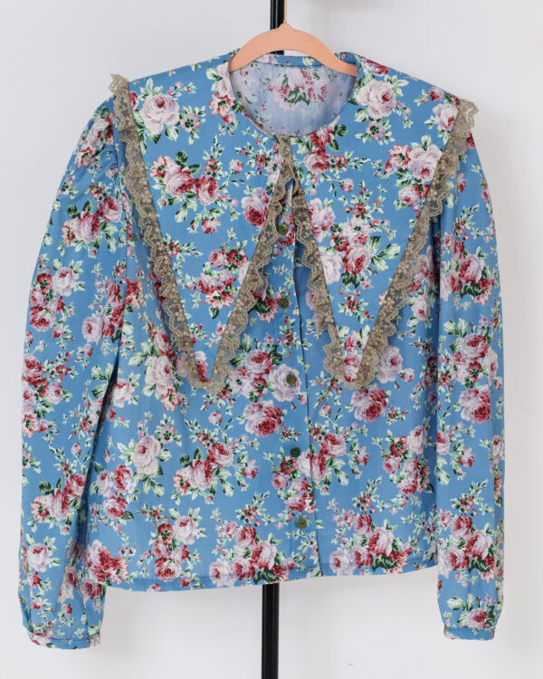Blusa floral vintage azul cielo con cuello XL triangular y encaje, modelo Lady Miró de The Curiousers