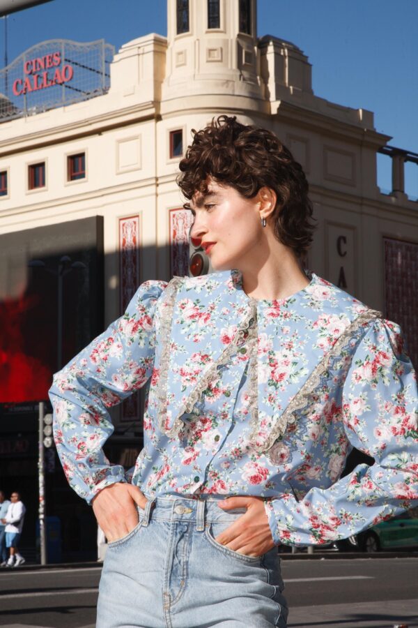 Blusa floral vintage azul cielo con cuello XL triangular y encaje, modelo Lady Miró de The Curiousers
