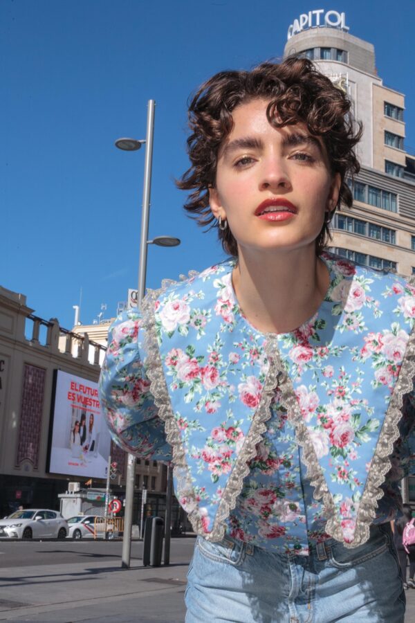 Blusa floral vintage azul cielo con cuello XL triangular y encaje, modelo Lady Miró de The Curiousers