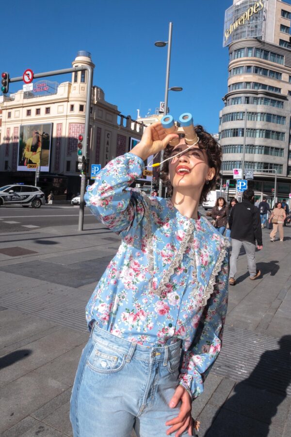 Blusa floral vintage azul cielo con cuello XL triangular y encaje, modelo Lady Miró The Curiousers