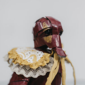 Escultura de cartón de un patito color burgundy con cuello amarillo de The Curiousers meet Cova Orgaz