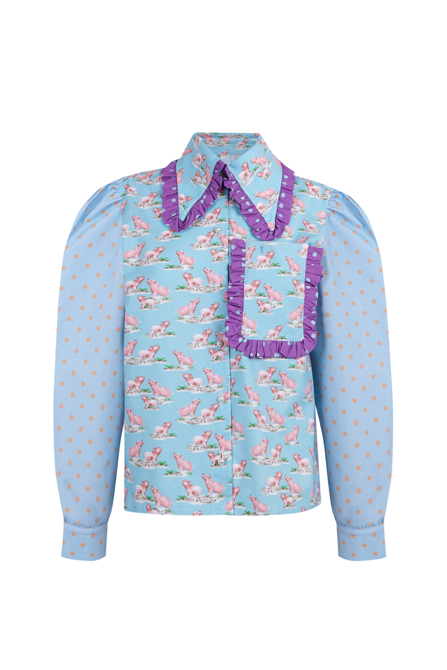 Delantero de la camisa Lady Iris Pig, una prenda celeste con estampado de cerditos rosados, volantes lavanda y mangas con lunares