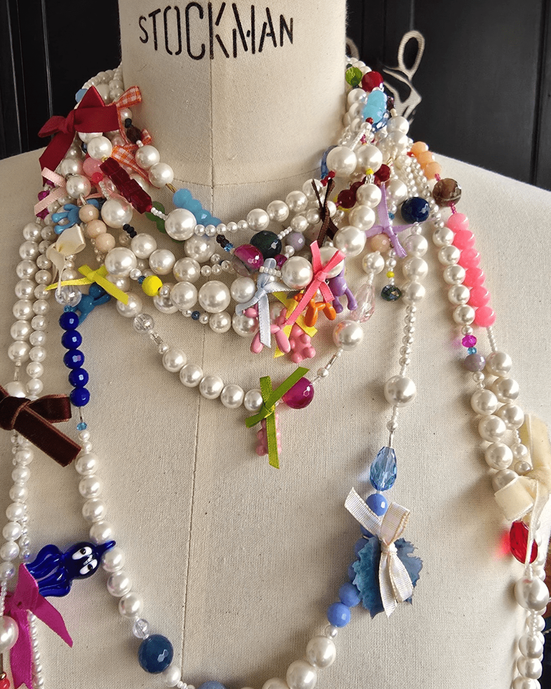 Collares Apfel de perlas lazos y cristales sobre maniquí de costura de stockman