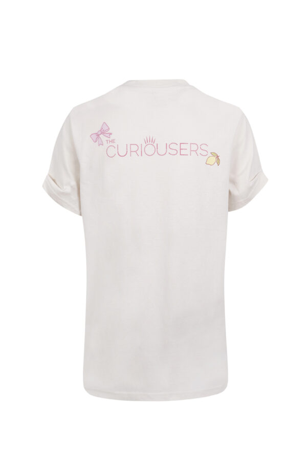 Parte trasera de la camiseta Lady Soy Curiouser vintage white con logotipo The Curiousers y detalles ilustrados