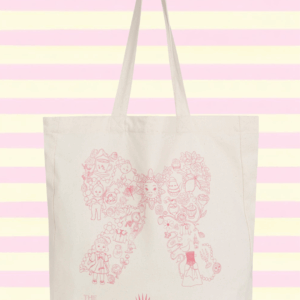 Bolsa tote de algodón reciclado Tote Ribbon en color crudo con bolsillo interior y serigrafía rosa del Lazo Curiouser, ilustración exclusiva de The Curiousers