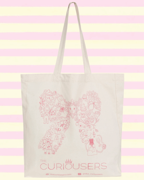 Bolsa tote de algodón reciclado Tote Ribbon en color crudo con bolsillo interior y serigrafía rosa del Lazo Curiouser, ilustración exclusiva de The Curiousers